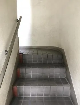 岡芳本店ビルの外観