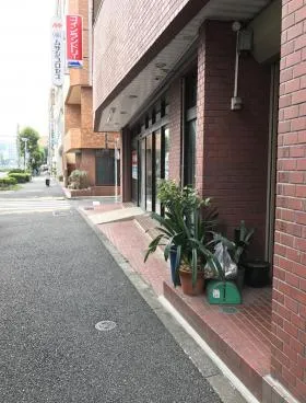 岡芳本店ビルの外観