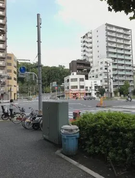 岡芳本店ビルの外観