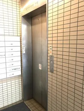 アザブクマイビルの外観