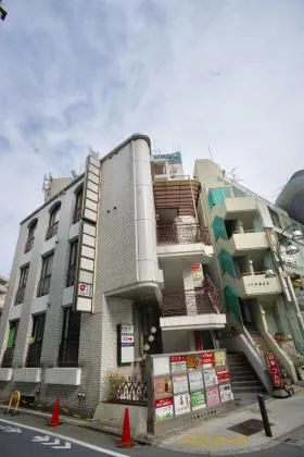 ソシアル都立大学駅前ビルの外観