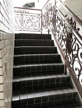 ソシアル都立大学駅前ビルの外観