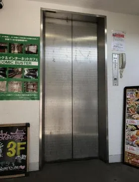 新高ビルの外観