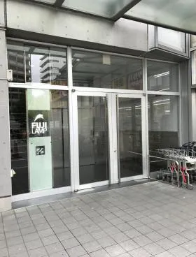 FLAMPビルの外観