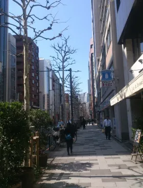 ナリコマHD新宿ビルの外観