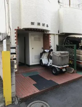 新照ビルの外観