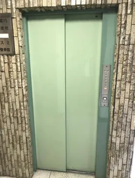 一直ビルの外観