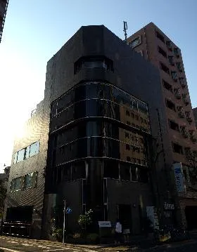 スタッフハウスビルの外観