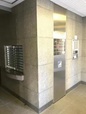 スタッフハウスビルの外観