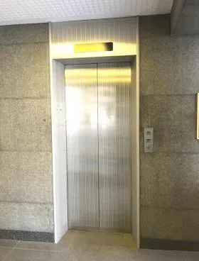 スタッフハウスビルの外観