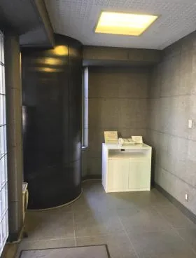 スタッフハウスビルの外観