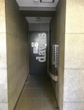 スタッフハウスビルの外観