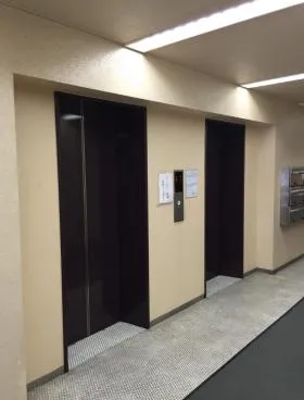 東興本社ビルの外観