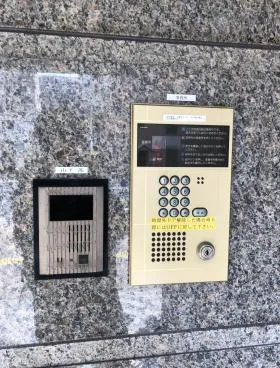 コレクションビルの外観