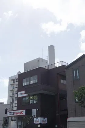 英行ビルの外観