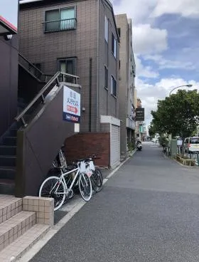 英行ビルの外観