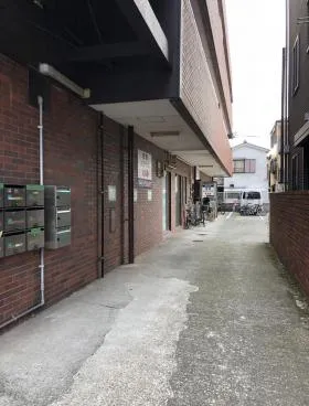 英行ビルの外観