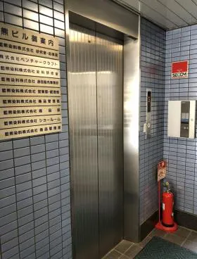 藍熊ビルの外観