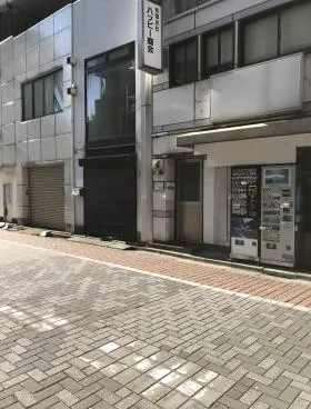 神田駅前高架下ビルの外観