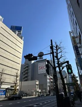 神田駅前高架下ビルの外観