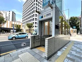 出入口1aから地上に出る