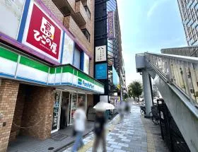 青山通り沿いを直進（渋谷駅方面）、ファミリーマートを通過する