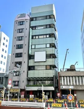 財界二世学院ビルの外観