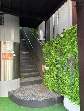 財界二世学院ビルの外観