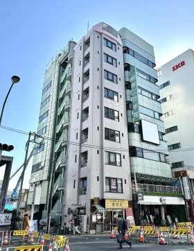 財界二世学院ビルの外観
