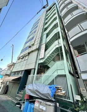 財界二世学院ビルの外観