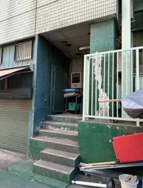 財界二世学院ビルの外観