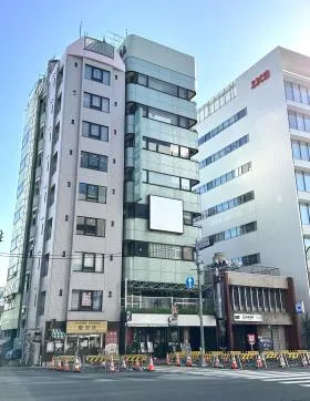 財界二世学院ビルの外観