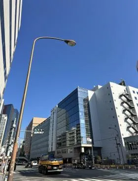 財界二世学院ビルの外観