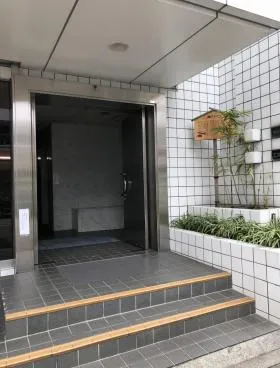 ナウスギウラビルの外観