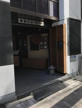 上野伸脇ビルの外観