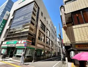 出入口の前にある細い道（りそな銀行、セブンイレブン沿い）に入る