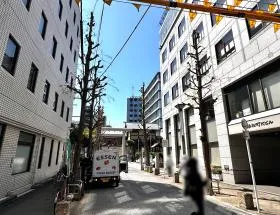 細い道を進むと左側に芝大神宮が見えるので左に曲がる