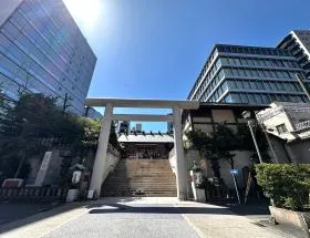芝大神宮の手前で右に曲がり、少し直進すれば当ビル着