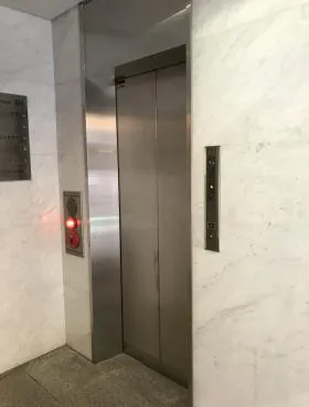 クウォーターハウスビルの外観
