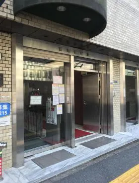 東新宿龍生堂ビルの外観