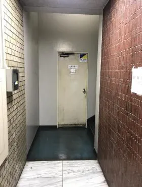 東新宿龍生堂ビルの外観