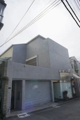 足立邸ビルの外観