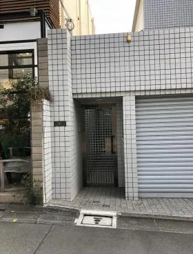 足立邸ビルの外観