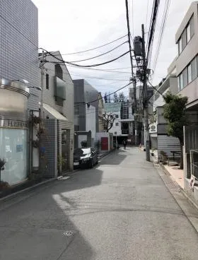 足立邸ビルの外観