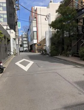 足立邸ビルの外観