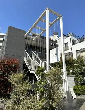 エリンデール神宮前ビルの外観