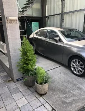 夏目坂の間ビルの外観