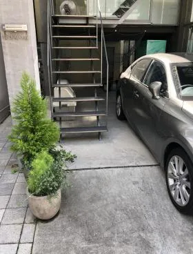 夏目坂の間ビルの外観