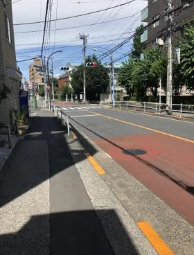 夏目坂の間ビルの外観