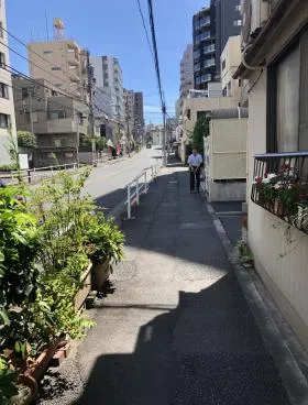 夏目坂の間ビルの外観